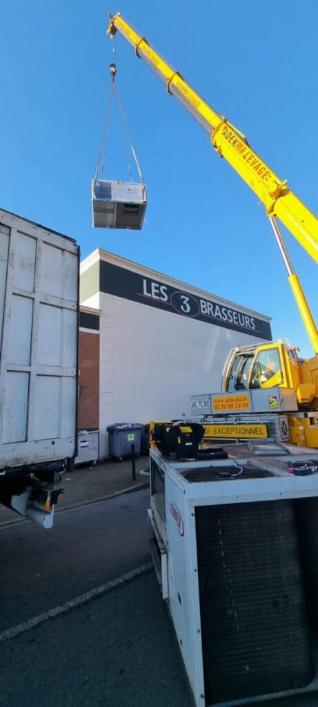 Grutage d’une unité de froid sur toiture, Climacentre