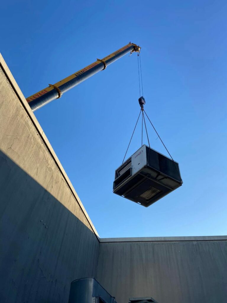Levage d’un groupe de climatisation par grue, Climacentre