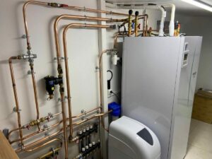 Installation de chauffage avec module hydraulique et ballon d'eau chaude