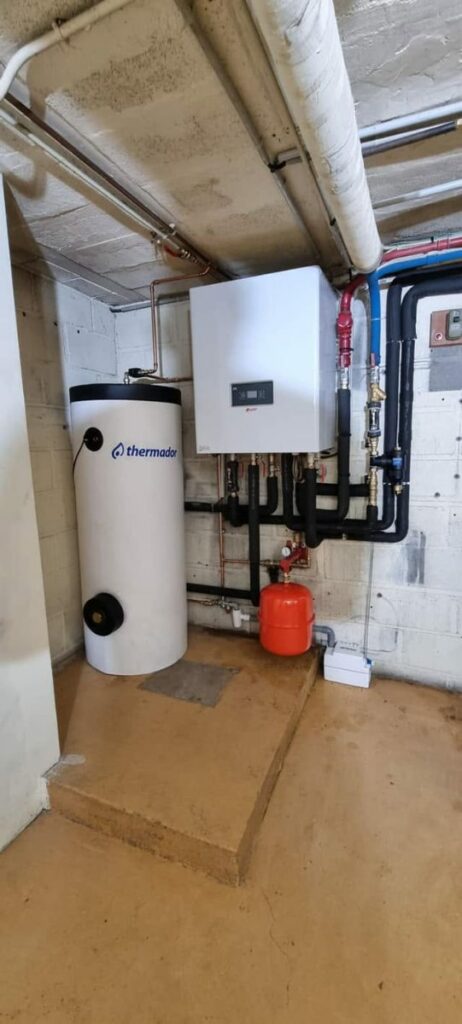 Local technique avec pompe à chaleur et ballon d’eau chaude, Climacentre
