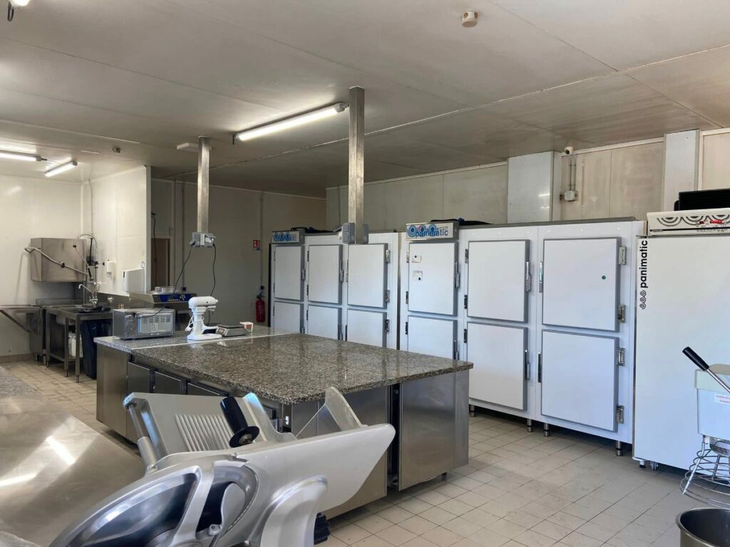 Laboratoire de pâtisserie équipé d’armoires réfrigérées, Climacentre