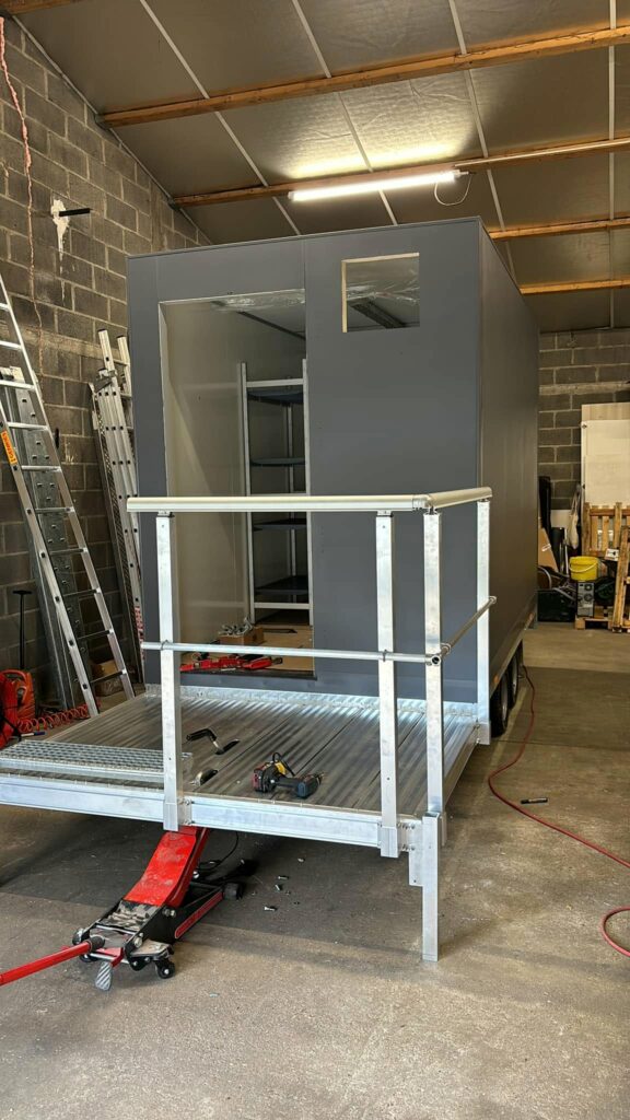 Châssis et caisse de remorque frigorifique en cours de montage, Climacentre