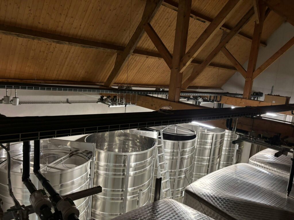 Vue plongeante sur une cuverie inox, refroidissement de cuves