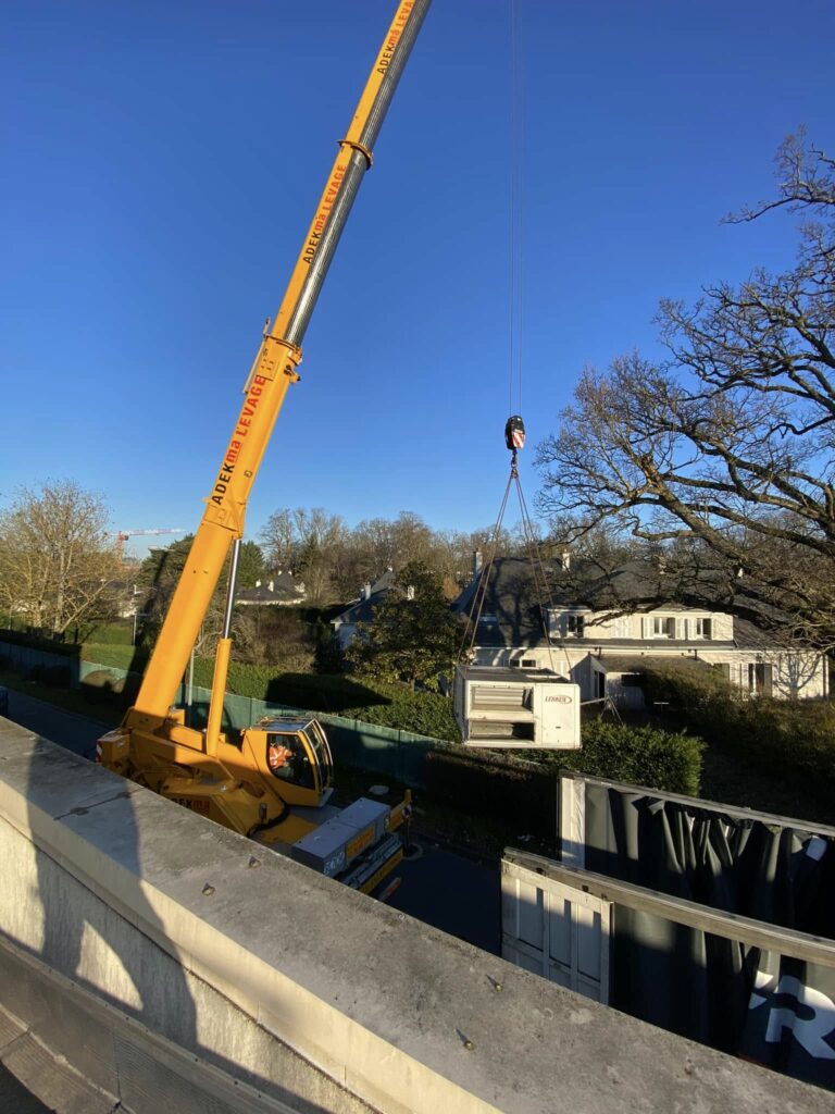 Grutage d’équipement par-dessus un bâtiment, Climacentre