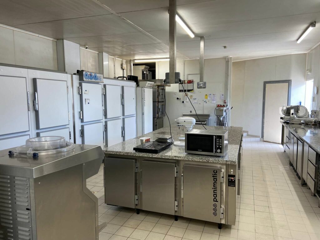 Laboratoire de pâtisserie avec armoires et tables réfrigérées, Climacentre