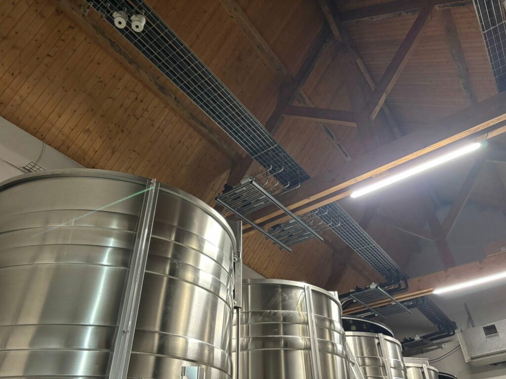 Cuves inox sous charpente bois, chai équipé par Climacentre