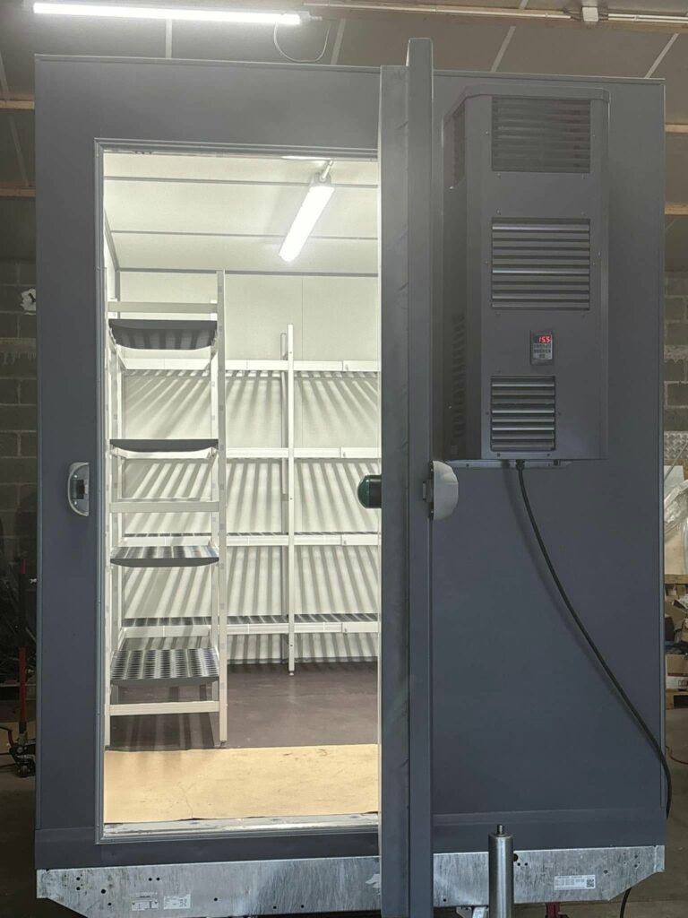 Remorque frigorifique porte ouverte, intérieur avec étagères, Climacentre